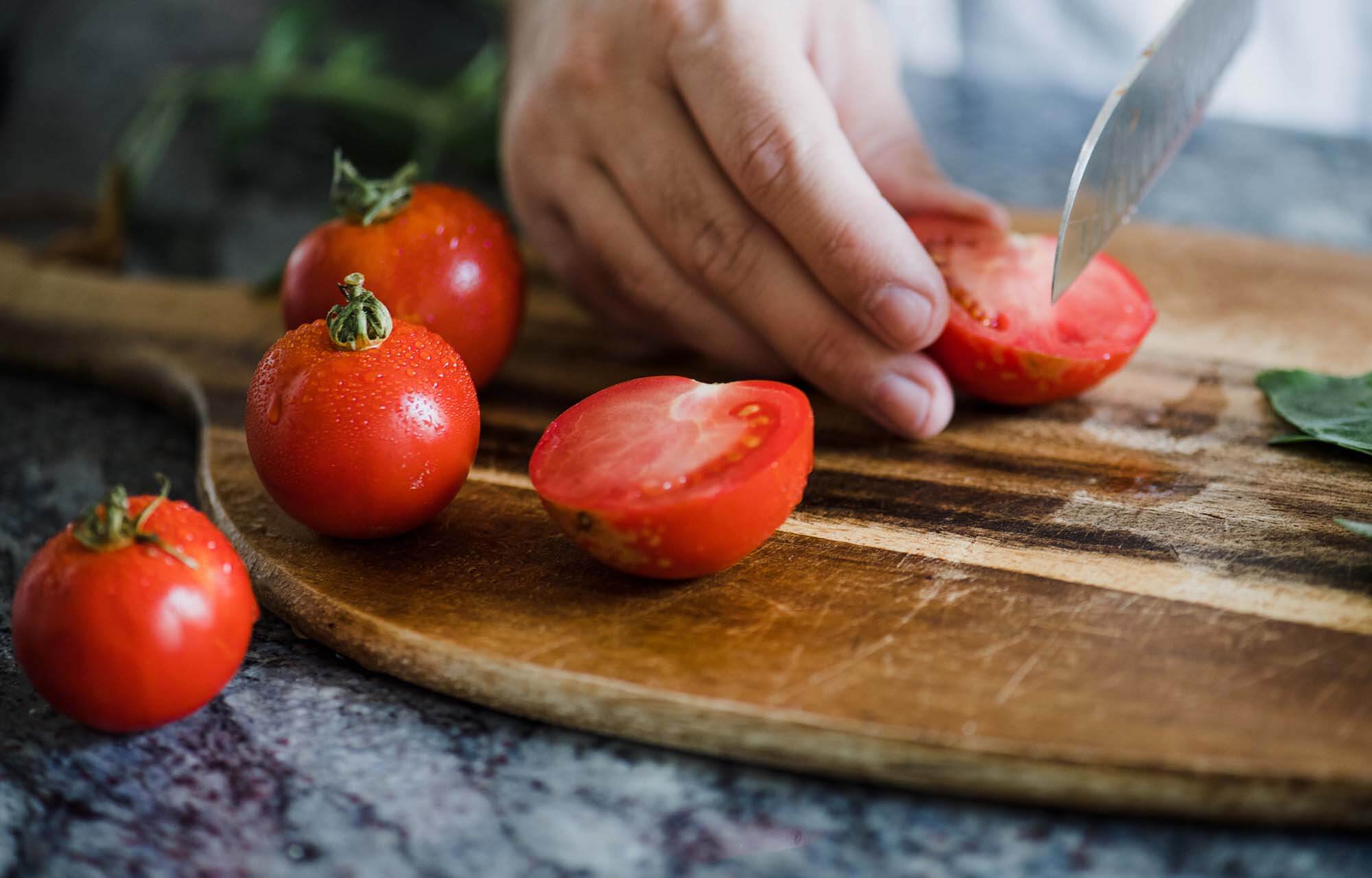 Cutting tomatoes